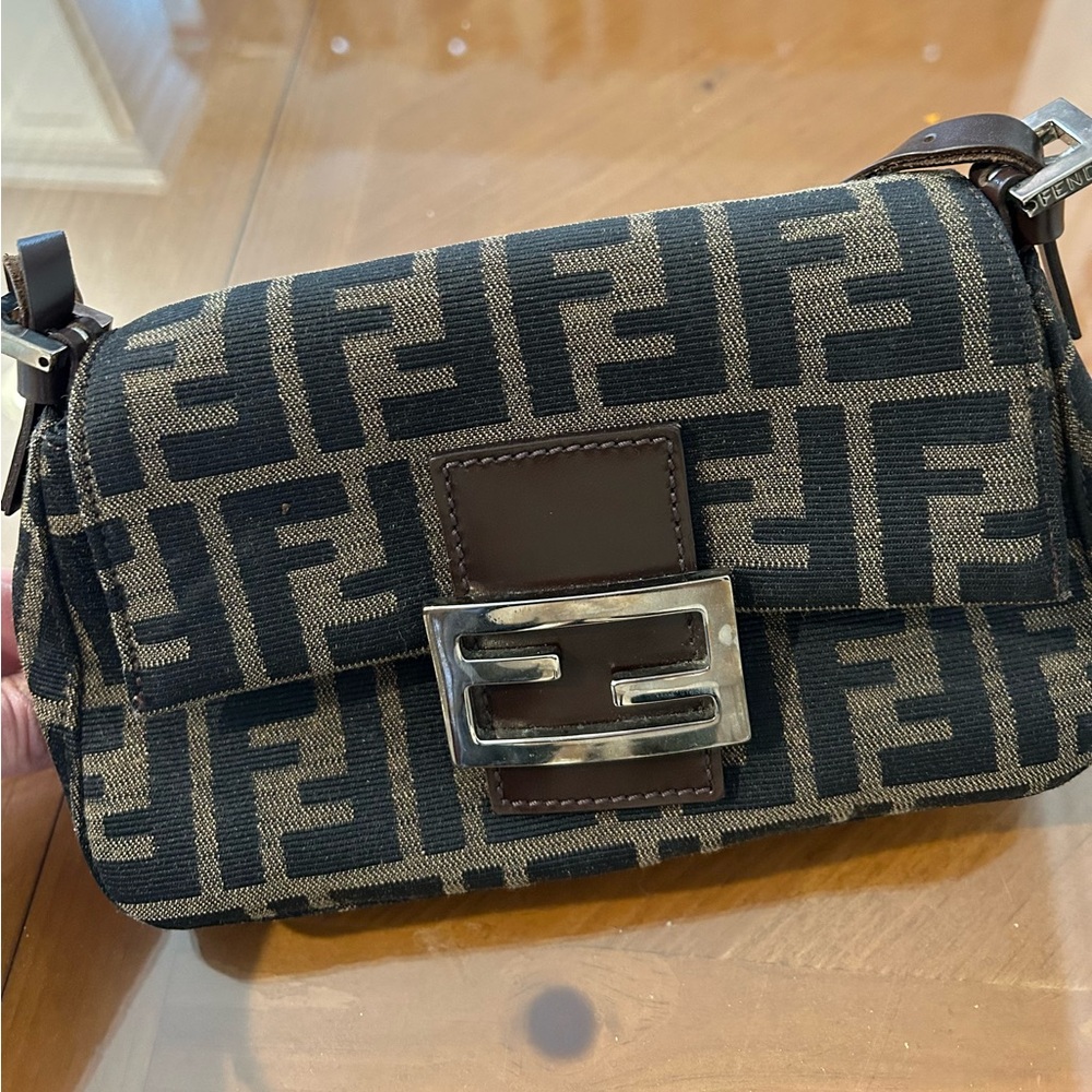 Fendi AUTHENTIC double leather thin  strap front snap